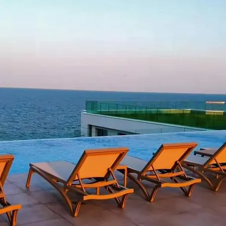 Infinity Pool & Premium - Private Parking 아파트 Năvodari