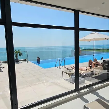 Infinity Pool & Premium - Private Parking * Năvodari
